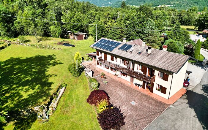 Casa con 7 locali in vendita in Via Giovanni De Min, Sedico