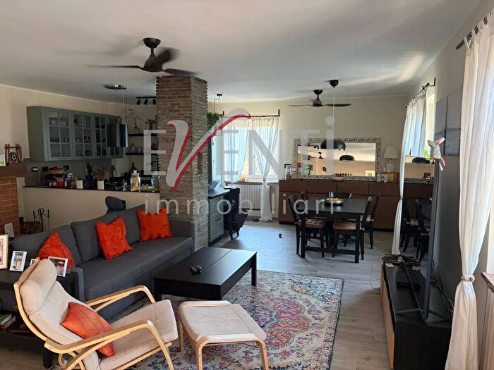 Casa con 8 locali in vendita in Borgata Occa, Envie