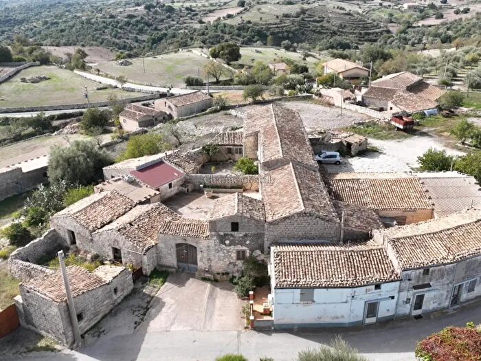 Casa con 15 locali in vendita in Provinciale, Modica