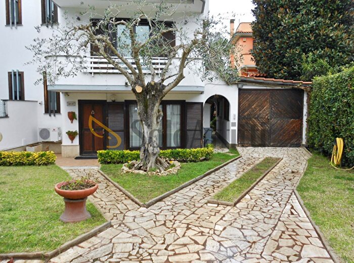 Casa con 5 locali in affitto in Via Fiorenzuola di Focara, Fiumicino