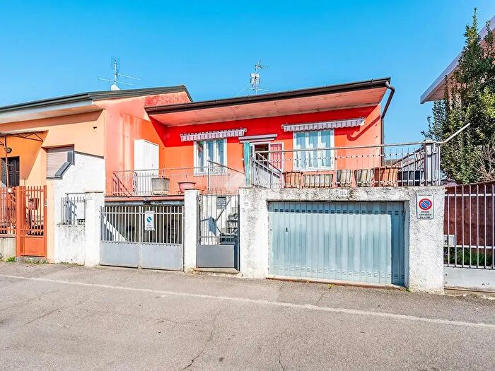 Casa trilocale in vendita in Via Piemonte, Lainate