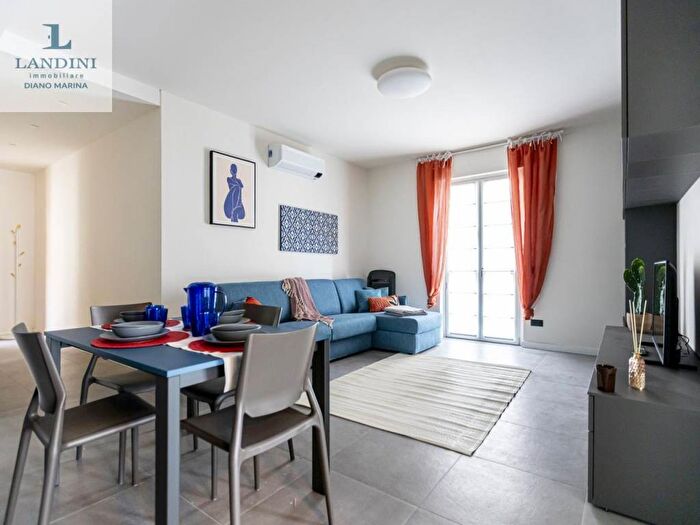 Appartamento trilocale in affitto in Via Filippo Paoletti, Porto Maurizio, Imperia