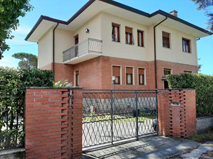 Casa con 6 locali in affitto in Forte Dei Marmi