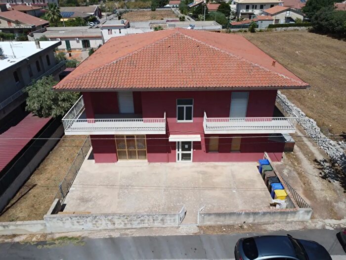 Casa con 8 locali in vendita in Via Sorda Scicli, Modica