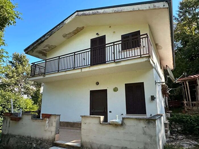 Casa con 5 locali in vendita in Montelanico