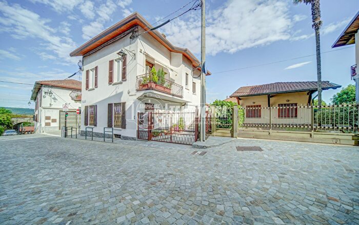 Casa con 7 locali in vendita in Via Francesco Baracca, Dormelletto