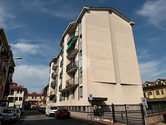 Appartamento bilocale in vendita in Via Montello, Pessano Con Bornago