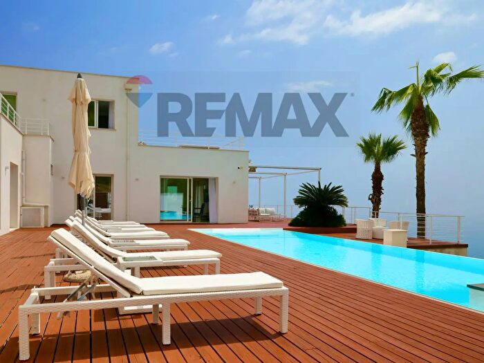 Casa con 9 locali in vendita in Viale Unità d'Italia, Letojanni