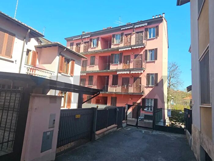 Appartamento trilocale in vendita in Via Lomonaco, Pavia