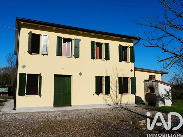 Casa con 7 locali in vendita in Via XXV Aprile, Novi Di Modena