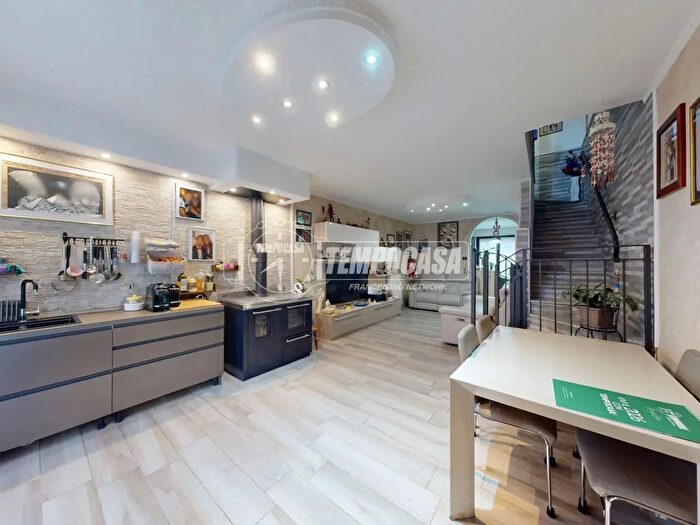 Casa trilocale in vendita in Via Gherbo, Bizzarone