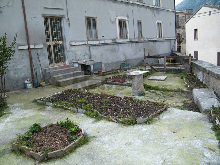 Appartamento quadrilocale in affitto in Piazza Umberto I, Centro, Lama dei Peligni