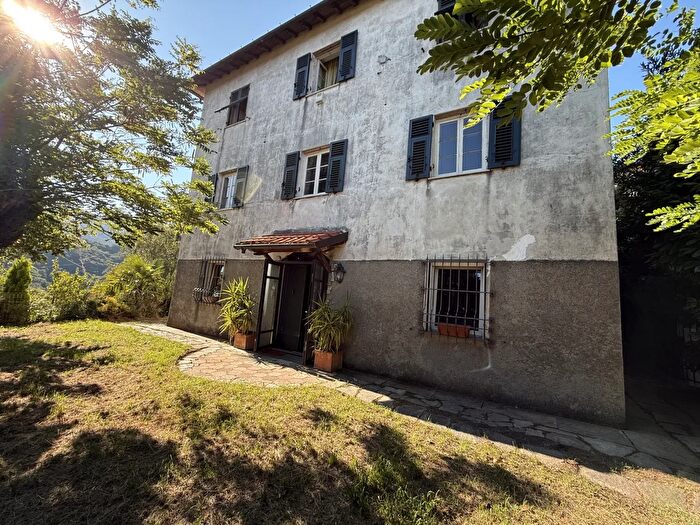 Casa con 8 locali in vendita in Via Andrea Gallino, Mignanego