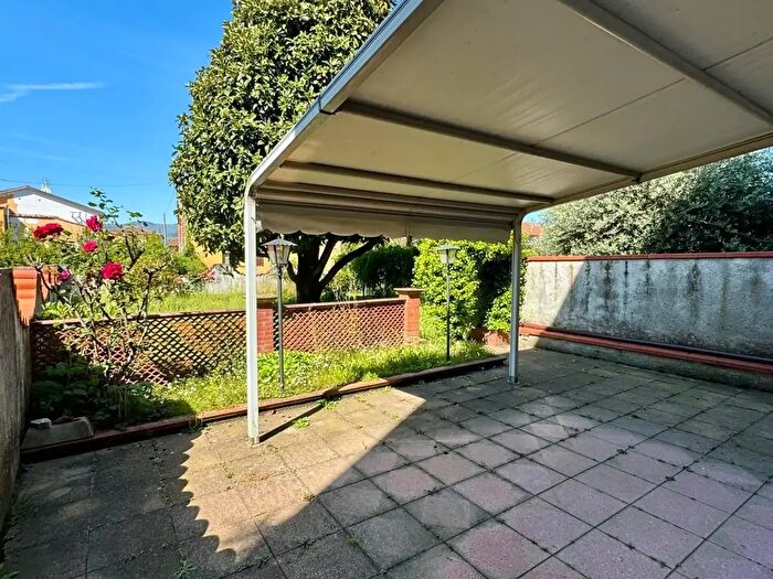 Casa con 10 locali in vendita in Lucca