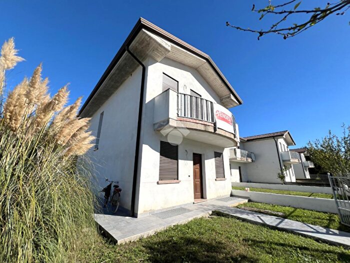 Casa quadrilocale in vendita in Via Marino Parenti, Asola