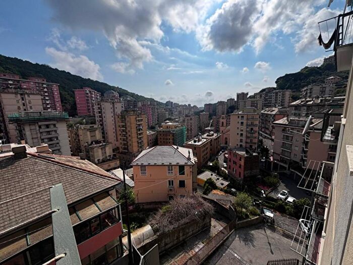 Appartamento trilocale in affitto in Via Antonio Valgoi, Quezzi, Genova