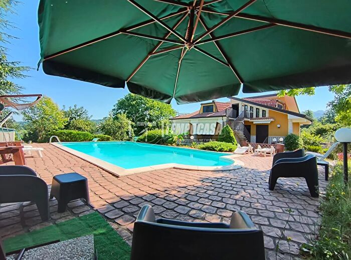 Casa con 6 locali in vendita in Via Provinciale Cerzete, Atripalda