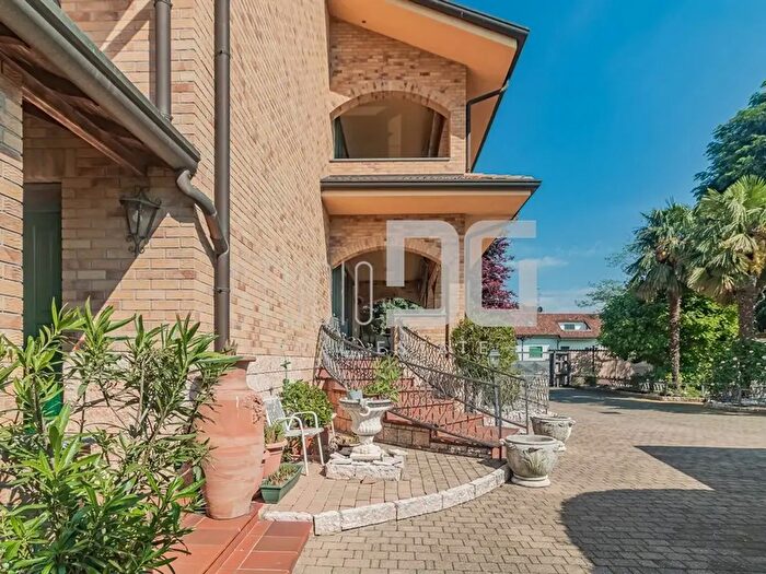 Casa quadrilocale in vendita in Vai Zara, Limbiate