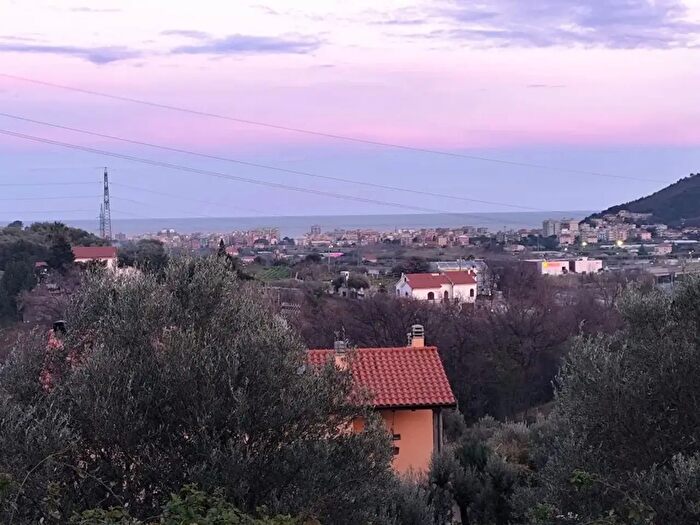 Casa con 5 locali in vendita in Via Val di Colle, Toirano