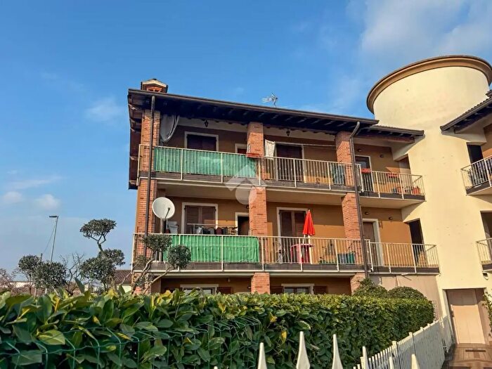 Appartamento trilocale in vendita in Via F Lli Bronzetti, Ghedi