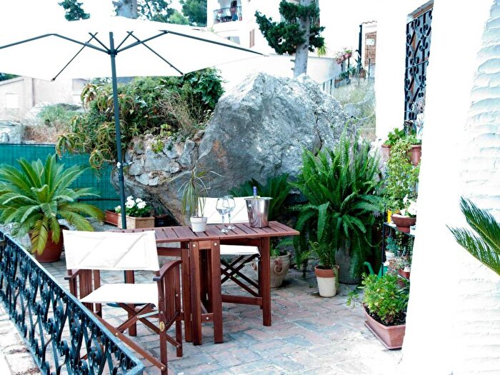 Casa trilocale in affitto in Via Lopez de Vega, Addaura, Palermo