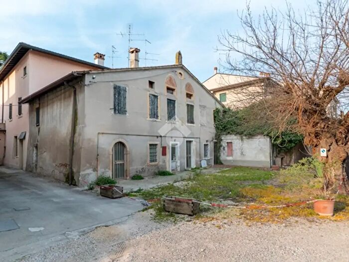Casa con 8 locali in vendita in Villafranca Di Verona