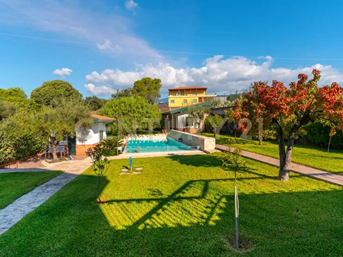 Casa con 15 locali in vendita in Via delle Ginestre, Pedara