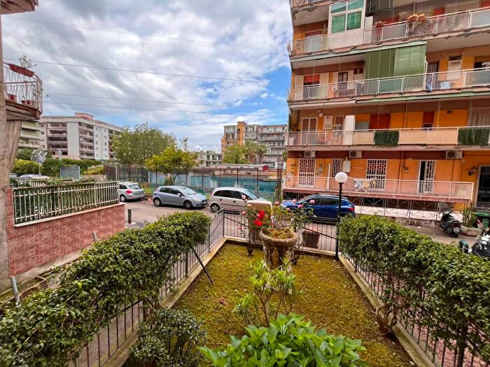 Appartamento trilocale in affitto in Via Parmenide, Pianura, Napoli