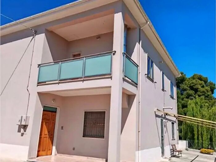 Casa con 8 locali in vendita in Collecorvino