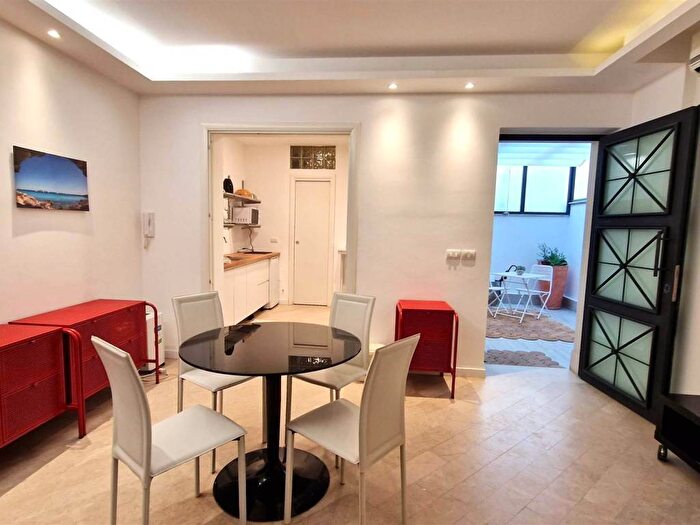 Appartamento trilocale in affitto in Via Vincenzo Giuffrida, Province Veneto, Catania