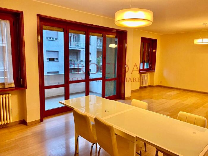 Appartamento con 5 locali in affitto in Via Filippino Lippi, Città Studi, Milano