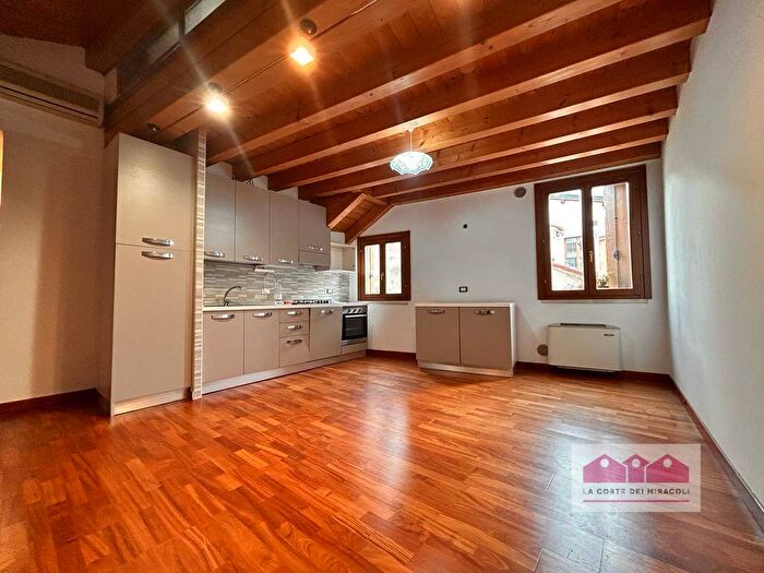 Appartamento quadrilocale in affitto in Contrà Pedemuro San Biagio, Centro Storico, Vicenza