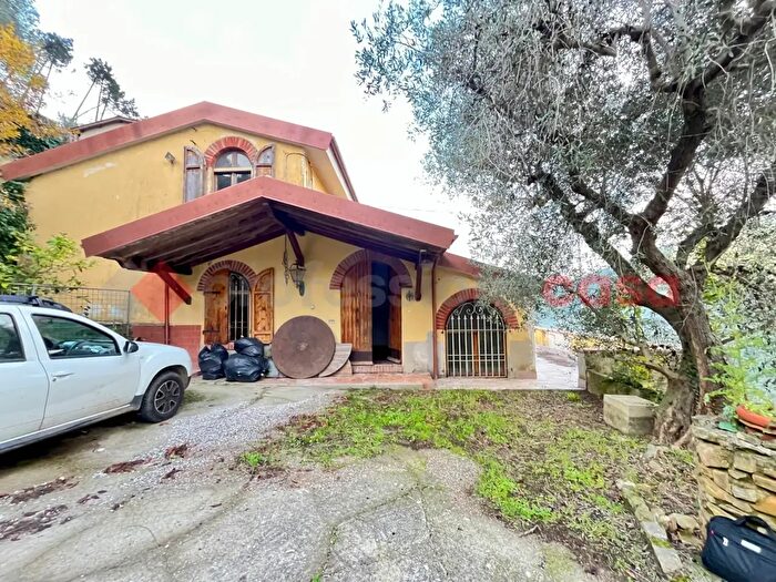 Casa con 6 locali in vendita in Via Monteserra, Calci