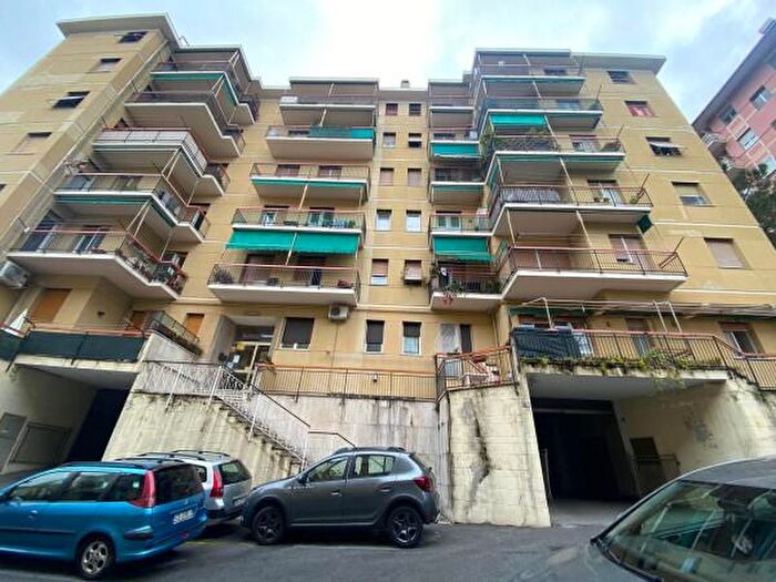 Appartamento trilocale in vendita in Via Monte Sei Busi, Genova
