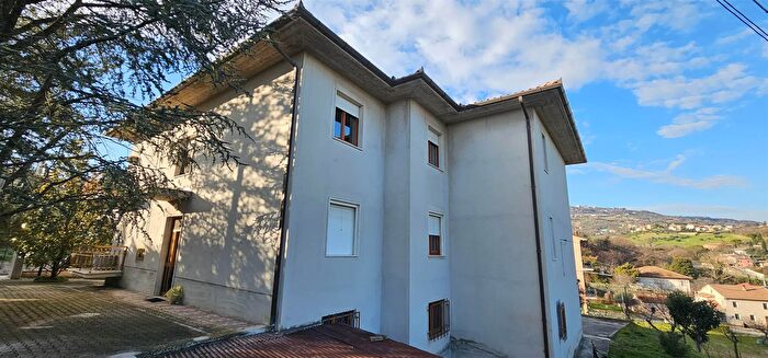 Appartamento con 6 locali in vendita in Cingoli
