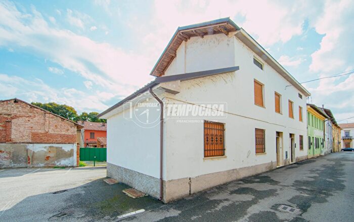 Casa con 6 locali in vendita in Via Beneficiati, Breme