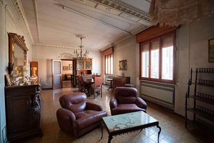 Casa con 12 locali in vendita in Marmirolo