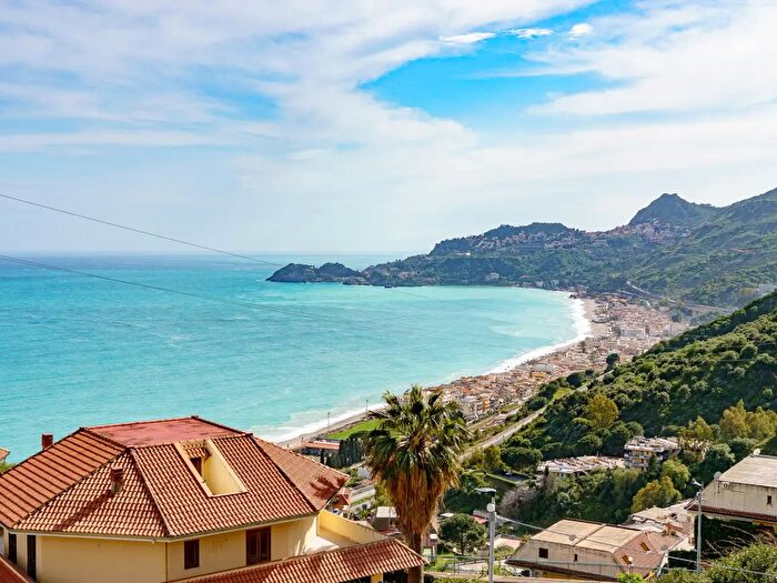 Appartamento trilocale in vendita in Via Torrente Sillemi, Letojanni