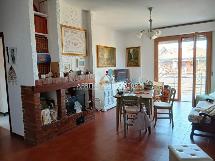 Appartamento con 5 locali in vendita in Via Marina Vecchia, Massa