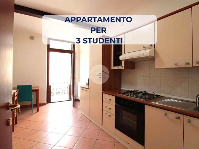 Appartamento quadrilocale in affitto in Via San Nazaro, Veronetta, Verona
