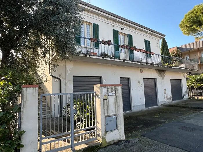 Casa con 10 locali in vendita in Via Marecchiese, Rimini