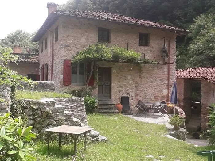 Casa con 15 locali in vendita in Camaiore
