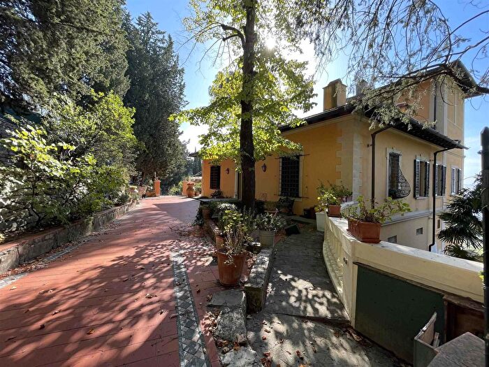 Casa con 11 locali in vendita in Sesto Fiorentino, Sesto Fiorentino