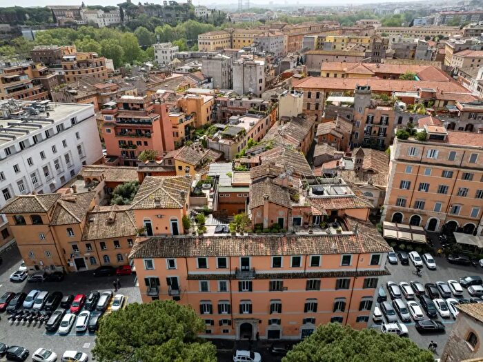 Appartamento con 11 locali in vendita in Via della Lungarina, Roma