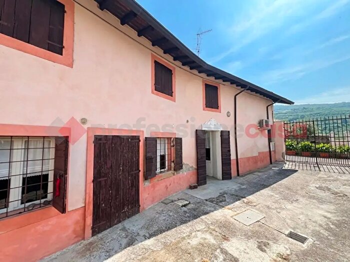 Casa con 10 locali in vendita in Via Pantheon a, Verona