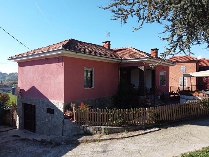 Casa con 6 locali in vendita in Strada Vecchia, Montechiaro DAsti
