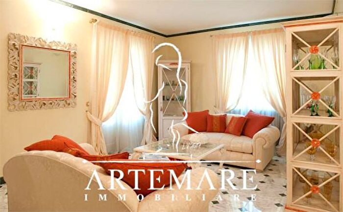 Appartamento quadrilocale in vendita in Via Cortona, Pietrasanta