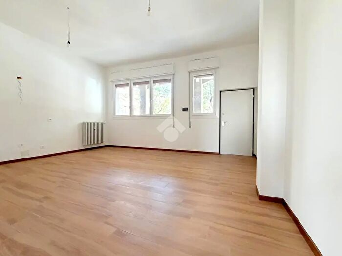 Appartamento bilocale in vendita in Via Santa Margherita, Caronno Pertusella