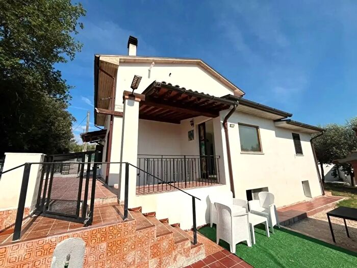 Casa con 8 locali in vendita in Monte San Savino