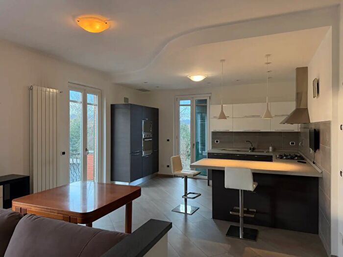 Casa con 10 locali in vendita in Sarzana